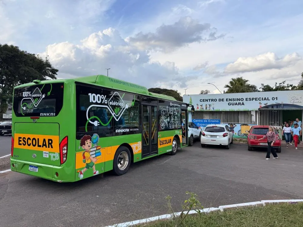 O veículo possui emissão zero de poluentes e baixa produção sonora, proporcionando viagens mais silenciosas e confortáveis para os estudantes | Fotos: Divulgação/TCB