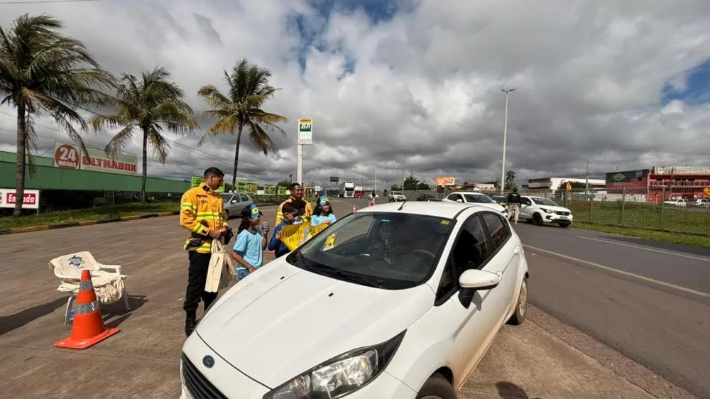 Além de contribuir para a conscientização dos motoristas e passageiros, os alunos atuam como multiplicadores de informações ambientais em suas famílias e comunidades | Foto: Divulgação/Sema-DF