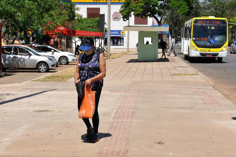 Calçadas reformadas garantem segurança para transeuntes na nova W3 Sul | Foto: Acácio Pinheiro / Agência Brasília