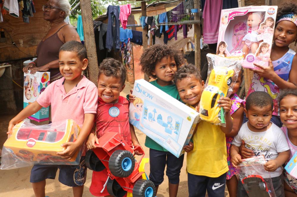 O dia foi mais feliz na Vila do Sossego, na Candangolândia, onde as crianças vibraram com os brinquedos | Fotos: Renato Alves/Agência Brasília