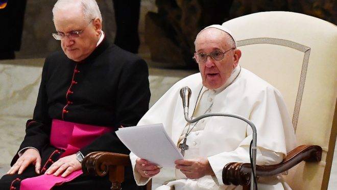 O Papa Francisco fala durante sua audiência geral semanal no salão Paulo VI do Vaticano em 28 de outubro de 2020. 