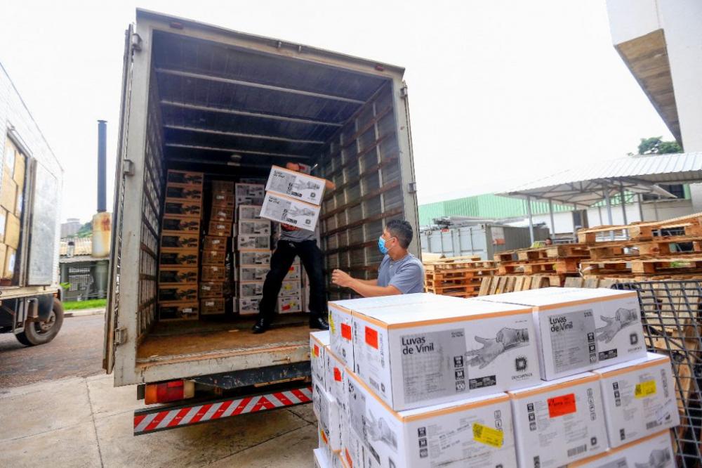 A reposição de luvas e de outros insumos hospitalares é feita semanalmente, conforme a gerência de compras e insumos farmacêuticos do Iges-DF | Foto: Davidyson Damasceno/Iges-DF
