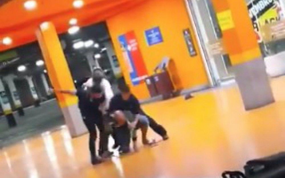 Homem negro foi espancado até a morte em unidade do Carrefour Reprodução Twitter