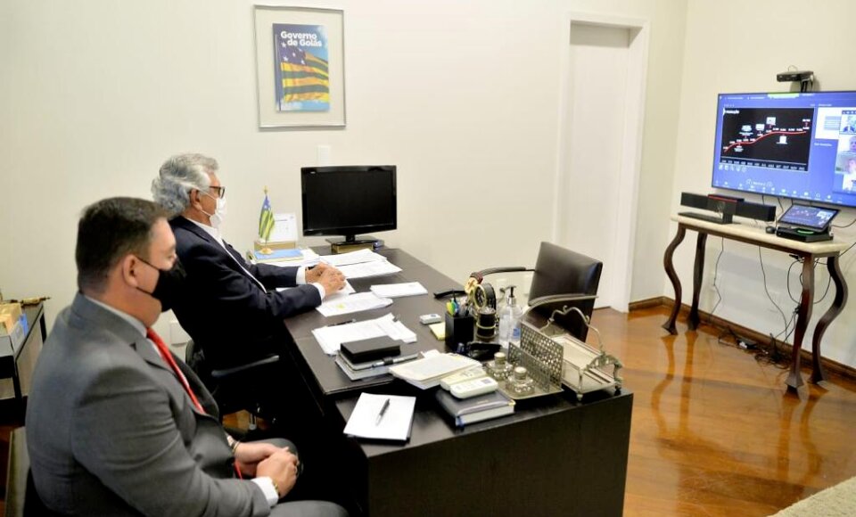 Governador Ronaldo Caiado e secretário José Vitti participam de videoconferência em que Caoa anuncia expansão na produção de veículo com geração de mais 1.134 empregos diretos, em Anápolis. (Foto: Lucas Diener)